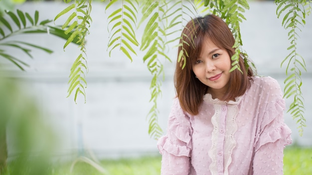 Portrait, femme asiatique, sourire, dans, café-restaurant