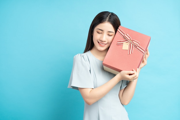 Portrait de femme asiatique tenant une boîte-cadeau