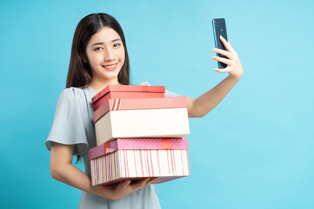 Portrait de femme asiatique tenant une boîte-cadeau