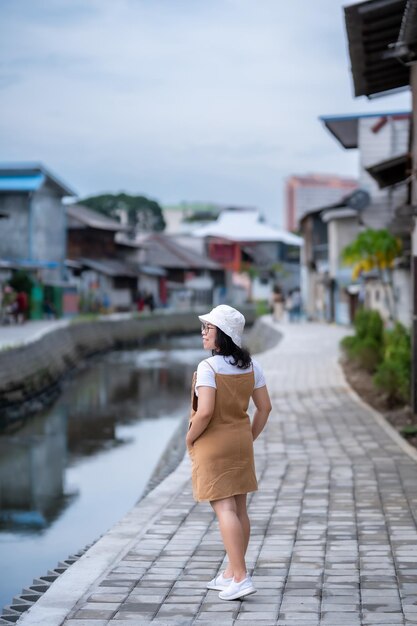 Portrait femme asiatique touriste Voyageur marchant et voyageant au canal de Mae Kha New Landmark C'est un touriste majeur est l'attraction des lieux publics Chiang Mai CityThailandtravel and loisirs concept day