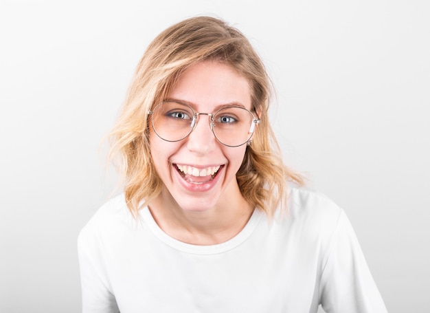 Portrait d'une femme assez souriante