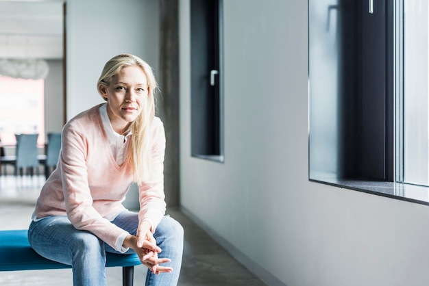 Photo portrait de femme assise sur un banc