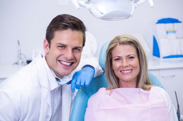 Portrait de femme assise sur une chaise par dentiste