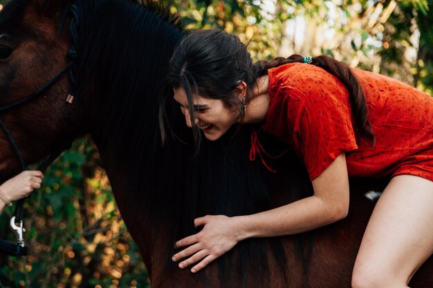 Photo portrait d'une femme assise sur un cheval