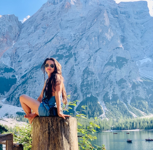 Photo portrait d'une femme assise contre les montagnes