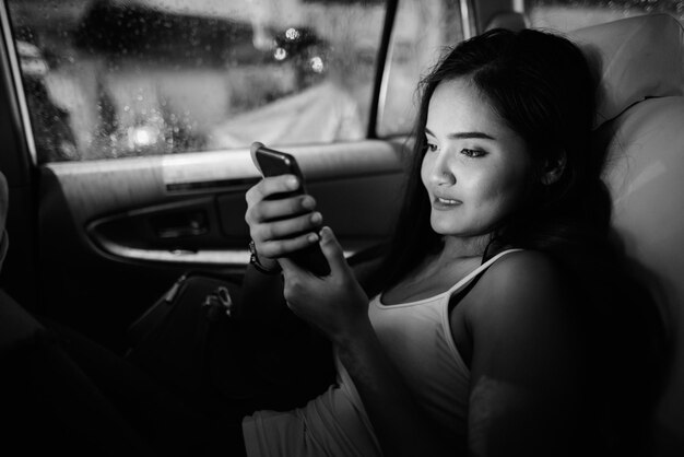 Photo portrait d'une femme assise dans une voiture