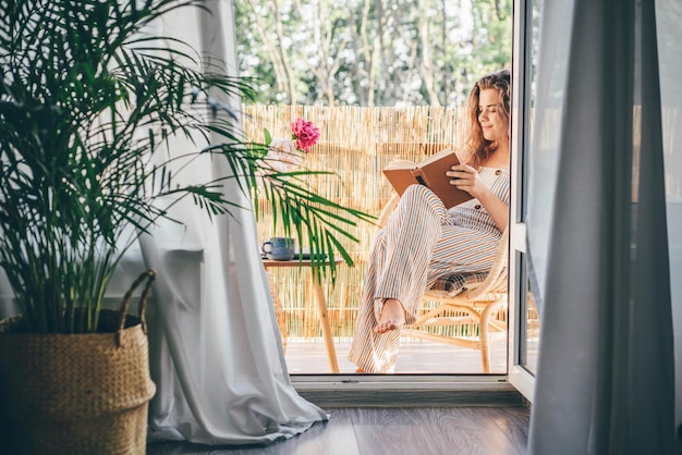 Photo portrait d'une femme assise sur une fenêtre