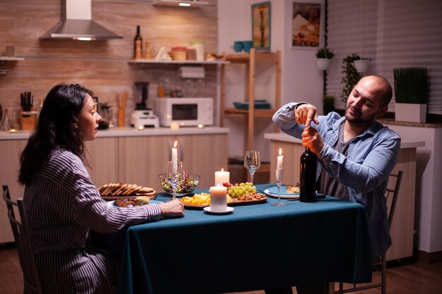 Photo portrait d'une femme assise sur une table