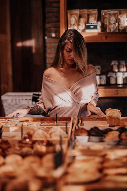 Photo portrait d'une femme assise sur une table