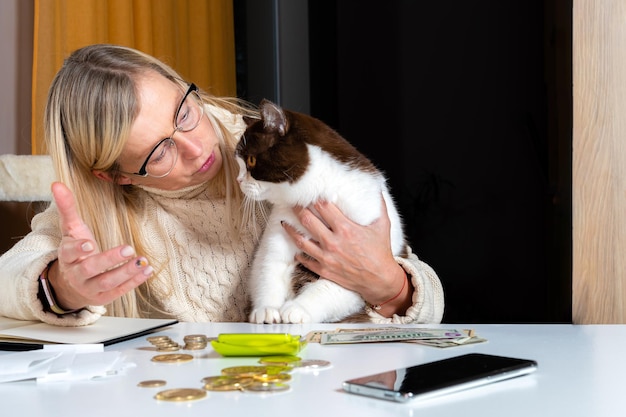 Photo portrait d'une femme assise sur une table