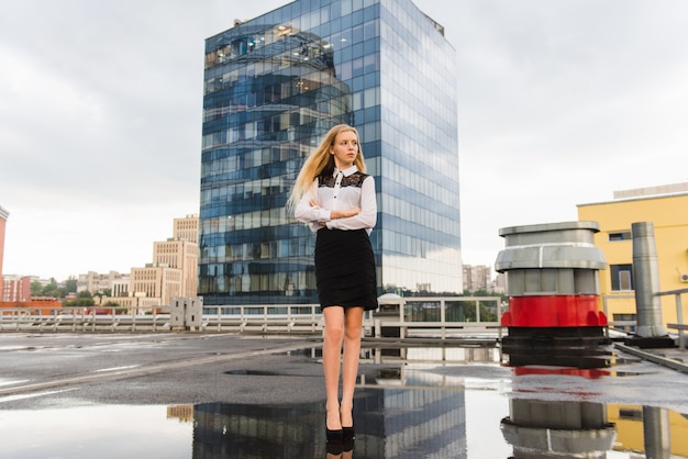 Portrait de femme au bureau regarde le toit