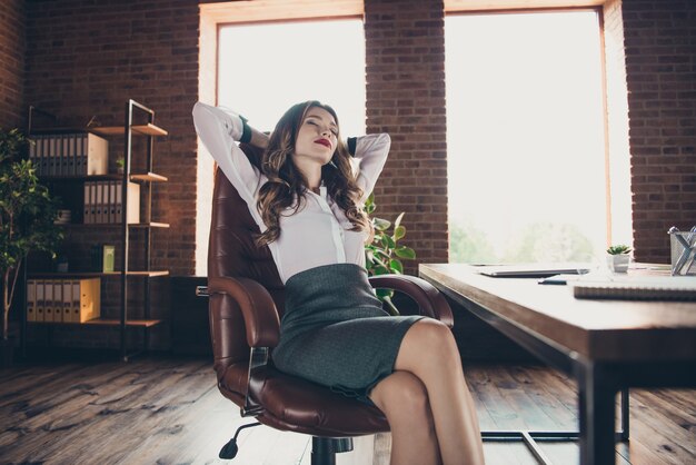 Portrait de femme au bureau