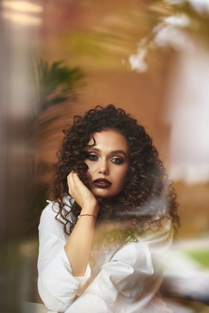 Portrait d'une femme au café