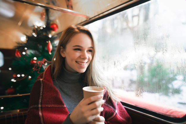 portrait femme au café