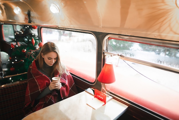 portrait femme au café