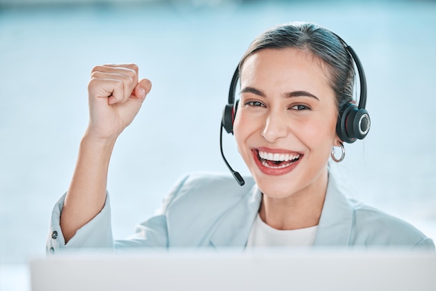 Portrait d'une femme au centre d'appels et célébration du poing avec le sourire pour avoir remporté le succès ou oui pour le service client Agent de télémarketing fille et heureux avec le service d'assistance technique et célébrer la promotion