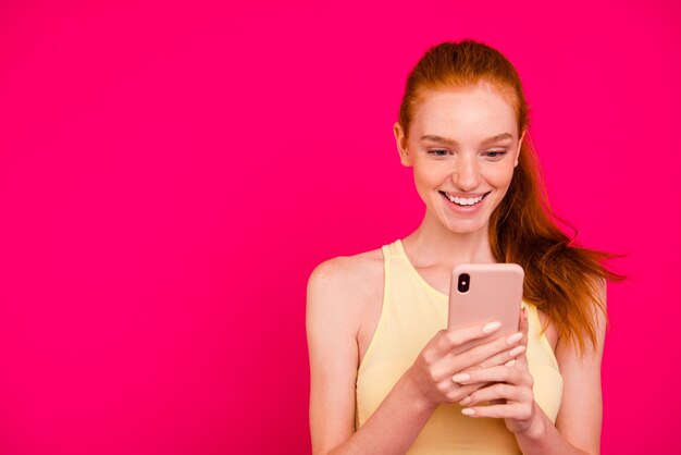 Portrait de femme au gingembre à l'aide de téléphone