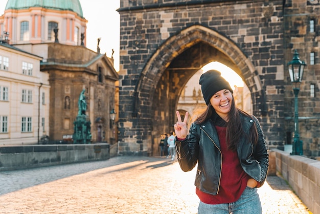 Portrait de femme au lever du soleil au pont charles à prague