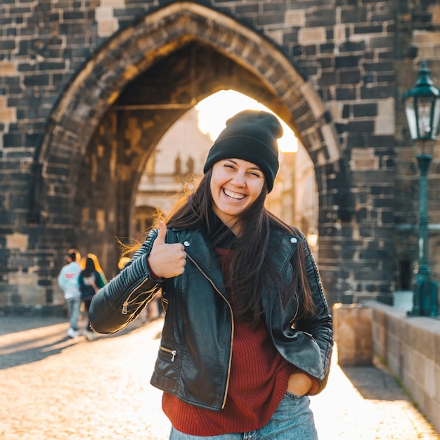 Portrait de femme au lever du soleil au pont charles à prague