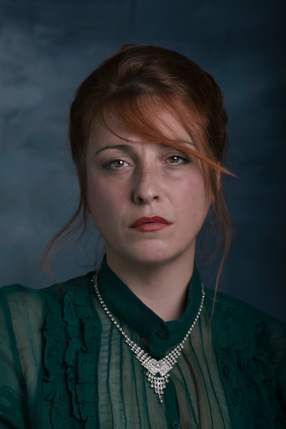 Portrait de femme au look perdu et triste sur fond rétro.