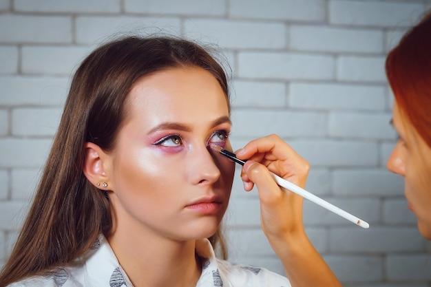 portrait femme au maquillage salon