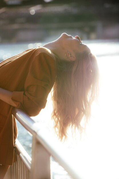 Photo portrait d'une femme au soleil