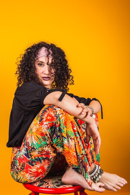 Portrait d'une femme au style gitan dans un studio.