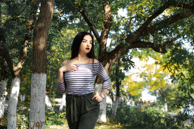 Portrait de femme automne en plein air au parc