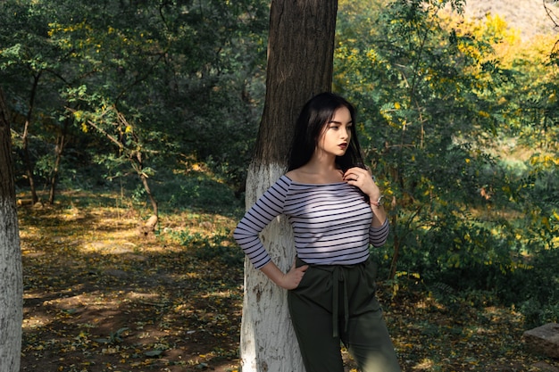 Portrait de femme automne en plein air au parc