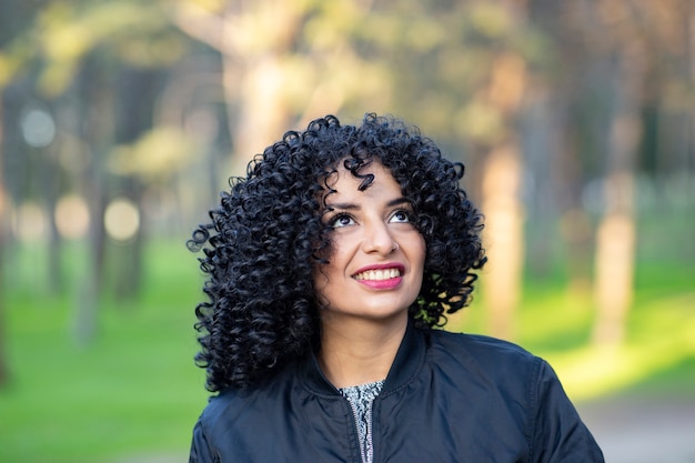 Portrait d'une femme aux cheveux afro à l'extérieur