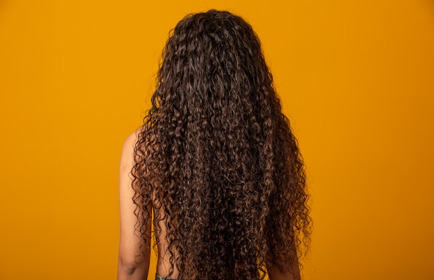 Portrait de femme aux cheveux bouclés en arrière