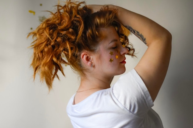 portrait d'une femme aux cheveux bouclés