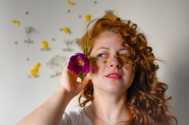 portrait d'une femme aux cheveux bouclés