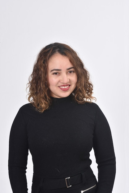 Portrait d'une femme aux cheveux bruns souriant