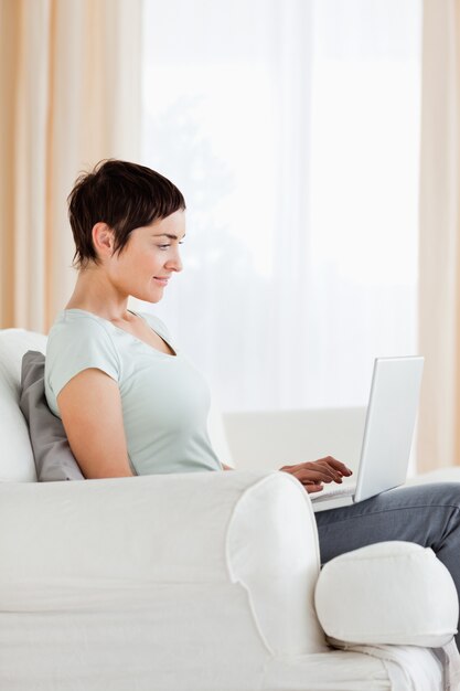 Portrait d&#39;une femme aux cheveux courts travaillant avec un ordinateur portable