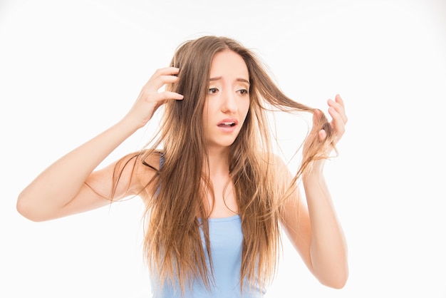 Portrait d'une femme aux cheveux en désordre