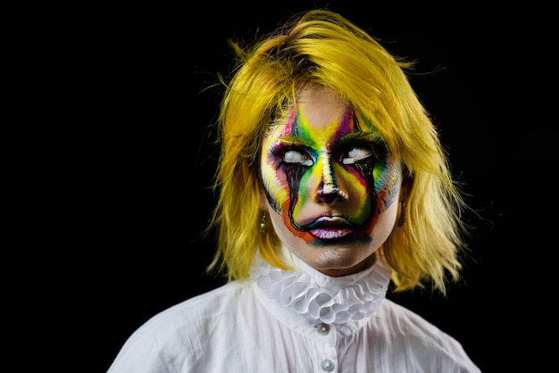 Portrait de femme aux cheveux jaunes