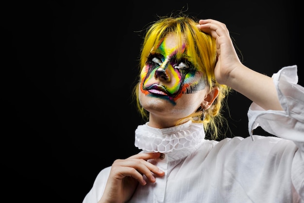 Portrait de femme aux cheveux jaunes