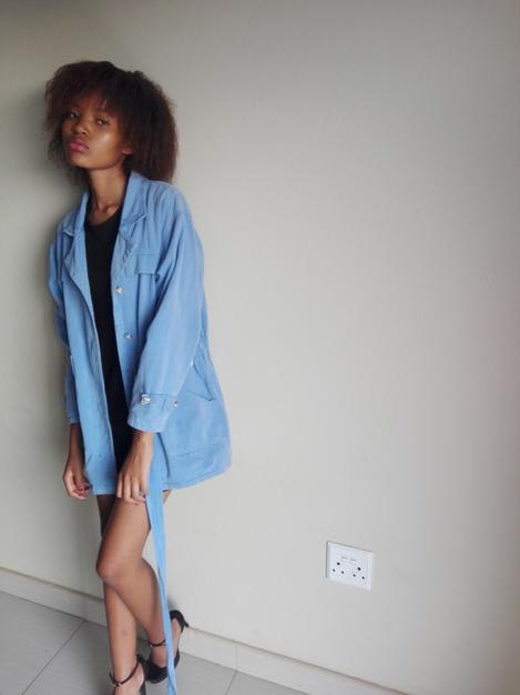 Portrait d'une femme aux cheveux de longueur moyenne contre le mur