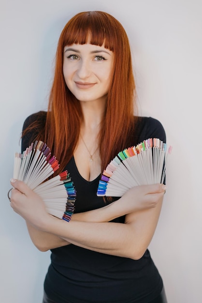 Portrait d'une femme aux cheveux rouges