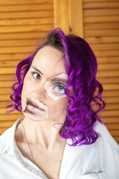 Photo portrait d'une femme aux cheveux violets