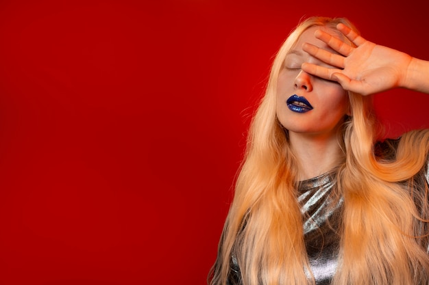 Photo portrait d'une femme aux lèvres bleu vif