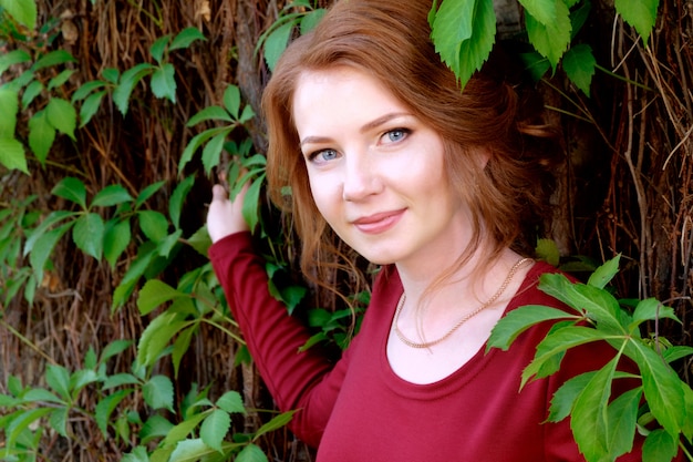 Portrait de femme aux yeux bleus rousse