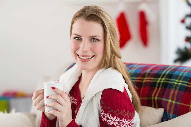 Portrait, de, femme, avoir, café, sur, divan