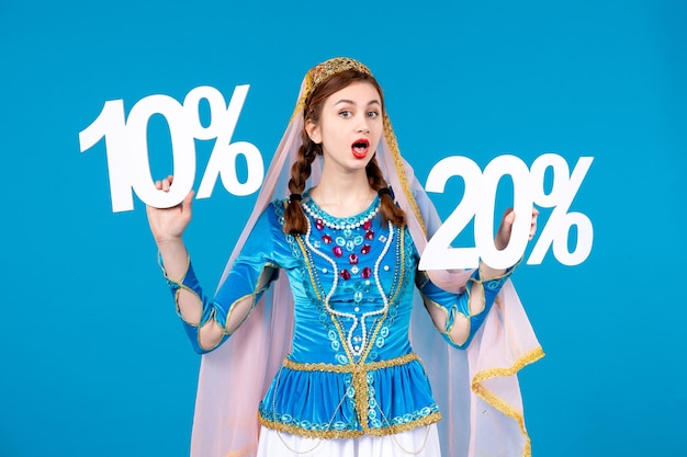 portrait de femme azérie en costume traditionnel avec 10 et 20 pour cent de réduction