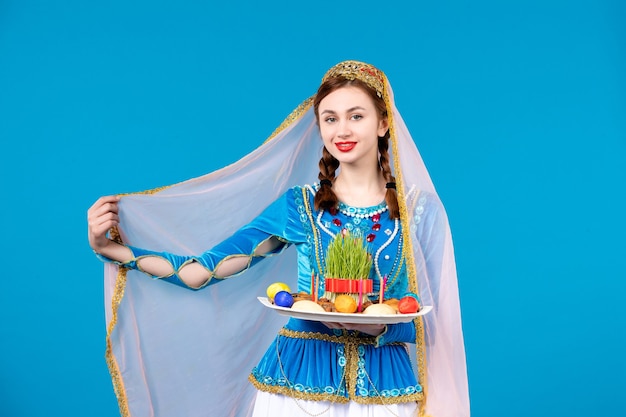 Portrait de femme azérie en costume traditionnel avec des danseurs muraux bleus xonca printemps ethnique novruz
