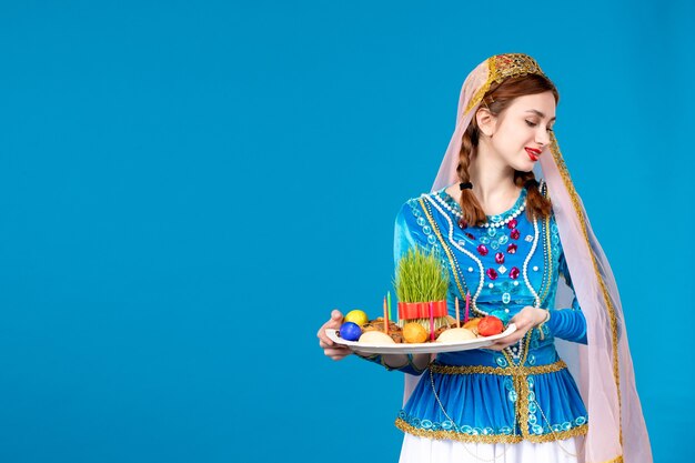portrait de femme azérie en costume traditionnel avec mur bleu xonca danseur ethnique printemps novruz