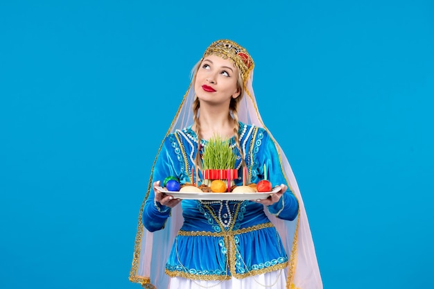 Portrait de femme azérie en costume traditionnel avec novruz xonca studio tourné fond bleu danseur photo de printemps ethnique