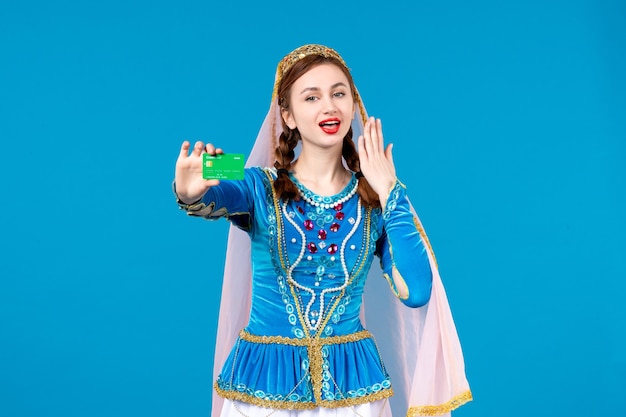 Portrait de femme azérie en costume traditionnel tenant une carte de crédit