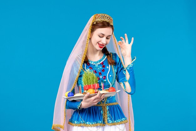 Portrait de femme azérie en costume traditionnel avec xonca blue wall spring dancer novruz couleurs ethniques
